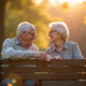 Couple âgé souriant main dans la main dans un parc