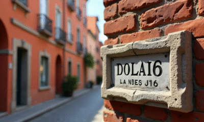 Ancienne enseigne en pierre à l'entrée d'une rue à Toulouse