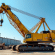 Grue jaune d industrie en yard avec machines visibles