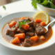 Assiette colorée de ragout de boeuf avec carottes pour enfants