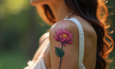 Poignet d'une célébrité avec tatouage lotus délicat en lumière naturelle