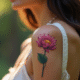 Poignet d'une célébrité avec tatouage lotus délicat en lumière naturelle